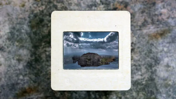 Montagnes Étonnantes Reflétées Dans Eau Sur Film Diapositive Vintage — Photo