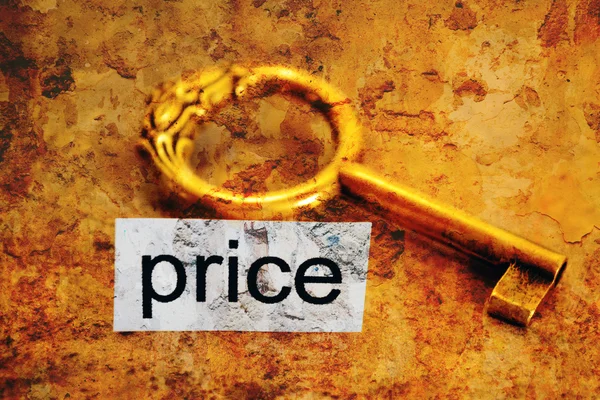 Цена и золотой ключ — стоковое фото