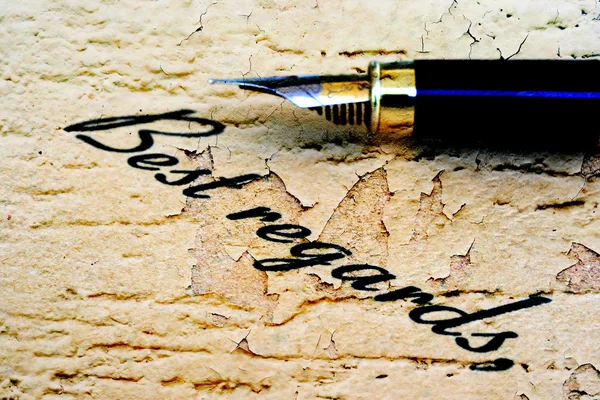 Close up de caneta-tinteiro em melhores cumprimentos — Fotografia de Stock