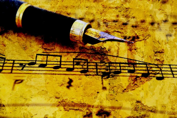 Fountain pen on music sheet — Stock Photo, Image