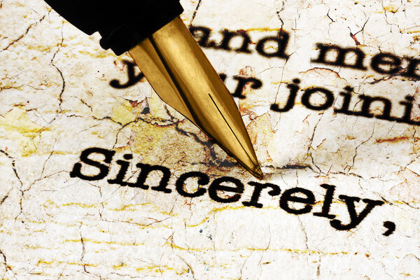 Фонтанная ручка на искреннем тексте
