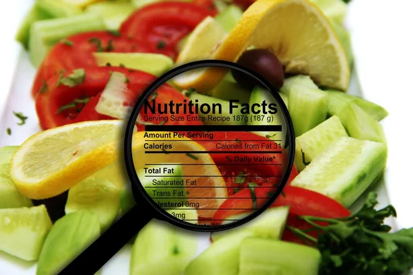 Voeding feiten op verse salade — Stockfoto