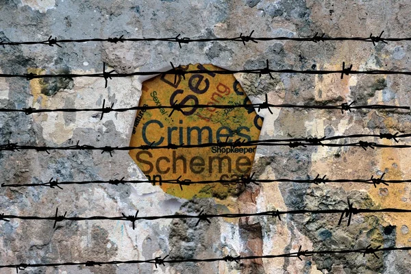 Panneau criminel sur fond de mur — Photo