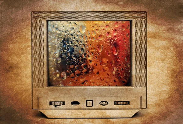 Капли дождя на ТВ — стоковое фото
