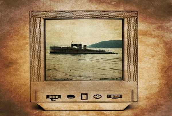 古いさびたテレビに台無しにされた船を断念しました。 — ストック写真