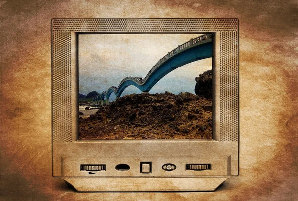Böjda bron på Tv — Stockfoto