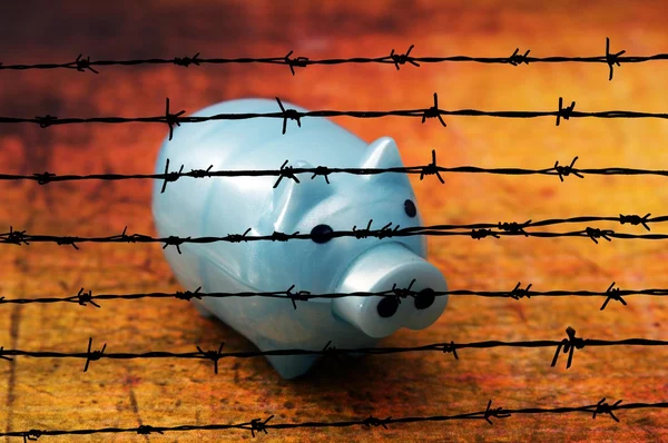 Piggy bank na tle nieczysty przeciwko barbwire — Zdjęcie stockowe