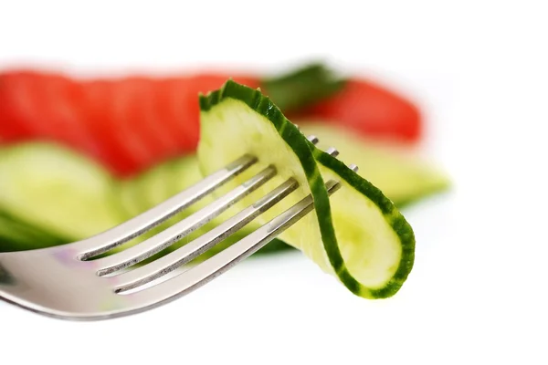 Salatalık dilim üzerinde çatal — Stok fotoğraf