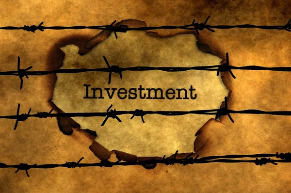 Concetto di investimento contro il filo spinato — Foto Stock