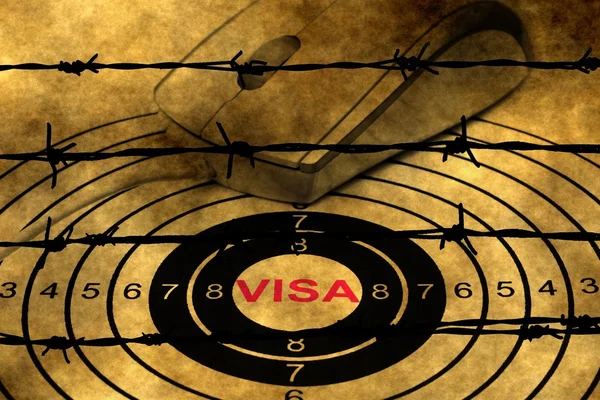Visa-Zielkonzept gegen Stacheldraht — Stockfoto