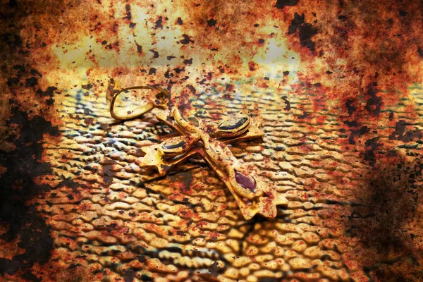 Металлический золотой крест — стоковое фото
