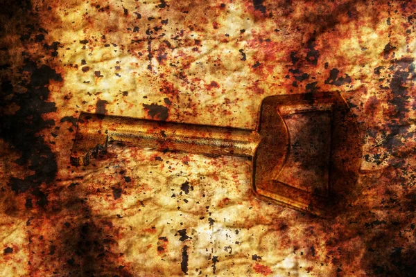 Velha chave dourada no fundo grunge — Fotografia de Stock