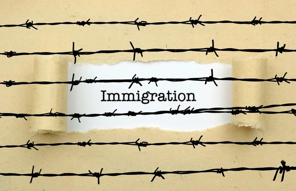 Immigratietekst tegen prikkeldraad — Stockfoto