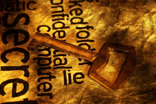 Golden key on lie text — Stock Photo, Image