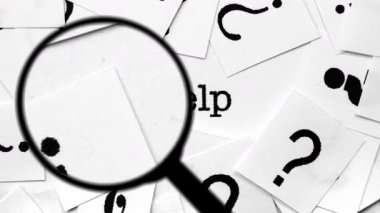 Soru İşaretleri ve Kelimeler Arasında Yardım Arayan Büyütme Camı