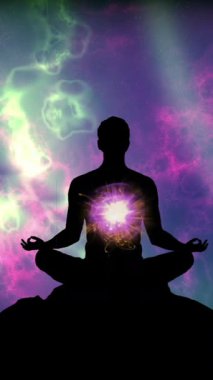 Renkli Enerji Alanı dikey videosunda Kozmik Aura ile Meditasyon Silueti
