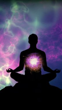 Renkli Enerji Alanı dikey videosunda Kozmik Aura ile Meditasyon Silueti