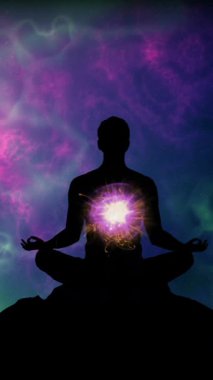 Renkli Enerji Alanı dikey videosunda Kozmik Aura ile Meditasyon Silueti