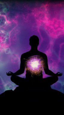 Renkli Enerji Alanı dikey videosunda Kozmik Aura ile Meditasyon Silueti
