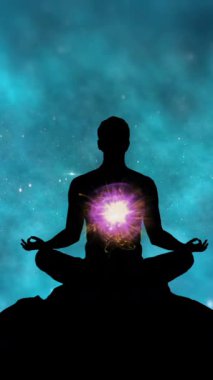 Renkli Enerji Alanı dikey videosunda Kozmik Aura ile Meditasyon Silueti