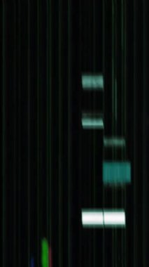 Gerçek Glitch Statik TV Gürültüsü Dikey Geçiş videosu