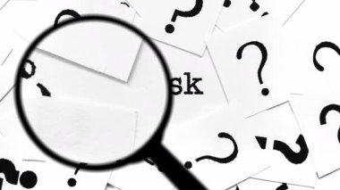 Soru İşaretleri ve Sözcükler Arasında Risk Arayan Büyütme Camı