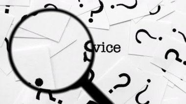 Soru İşaretleri ve Kelimeler Arasında Hizmet Arayan Büyütme Camı