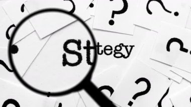 Soru İşaretleri ve Sözleri Arasında Strateji Arayan Büyütme Camı