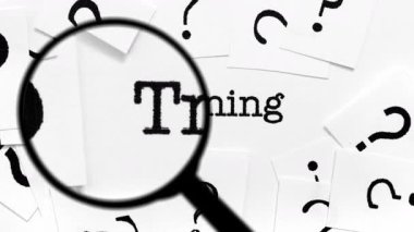 Soru İşaretleri ve Kelimeler Arasında Eğitim Arayan Büyüteç Aranıyor