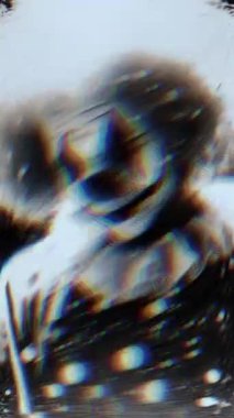 Kusurlu Yüz Özellikleri ve Gerçeküstü Parlak Dikey Videolu Neon Mavi Palyaço Portresi