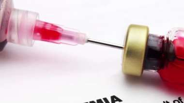 Anemia Sağlık Belgesi Üzerine Kırmızı Sıvı Şırınga