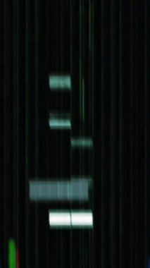 Gerçek Glitch Statik TV Gürültüsü Dikey Geçiş videosu