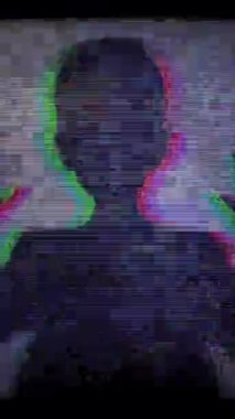 Beyaz Maskeli Çocuk Silueti Gizem ve Korku dikey videosu yaratır