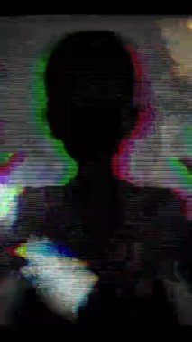 Beyaz Maskeli Çocuk Silueti Gizem ve Korku dikey videosu yaratır