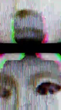 Beyaz Maskeli Çocuk Silueti Gizem ve Korku dikey videosu yaratır