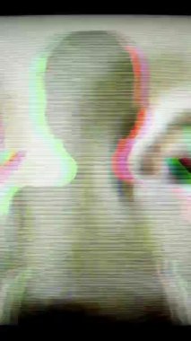 Beyaz Maskeli Çocuk Silueti Gizem ve Korku dikey videosu yaratır