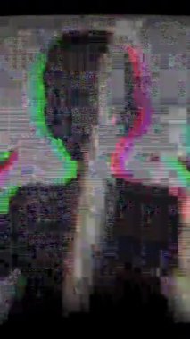 Beyaz Maskeli Çocuk Silueti Gizem ve Korku dikey videosu yaratır