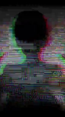 Beyaz Maskeli Çocuk Silueti Gizem ve Korku dikey videosu yaratır