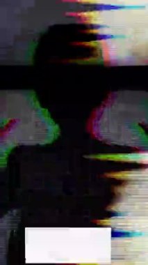 Beyaz Maskeli Çocuk Silueti Gizem ve Korku dikey videosu yaratır