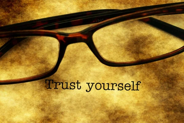 자신을 신뢰 하는 텍스트와 독서 안경 — 스톡 사진