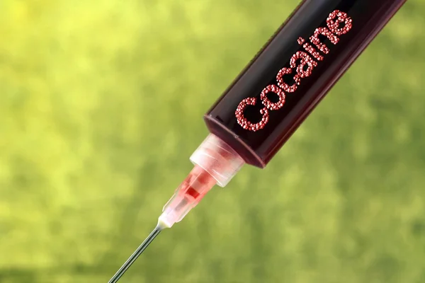 Концепция шприца от кокаиновой зависимости — стоковое фото
