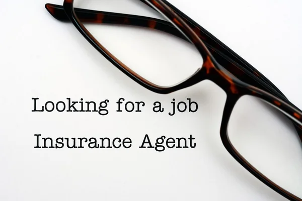 Op zoek naar een baan verzekeringsagent — Stockfoto
