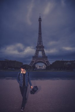 İnsan Eyfel Kulesi uzak yürüyor