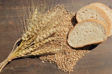 Tahta zeminde taze ekmek ve buğday