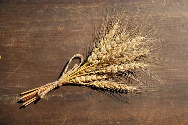 Ears of wheat on wooden stalnye — Stock Photo, Image