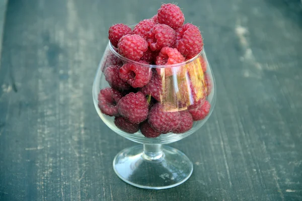 Reife süße Himbeeren im Glas — Stockfoto