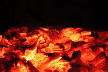 Ateşin içinde sıcak kömür
