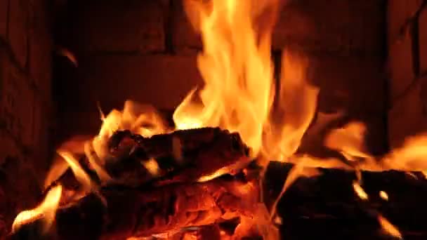 Teplovzdušný krb plný dřeva a oheň se zvukem