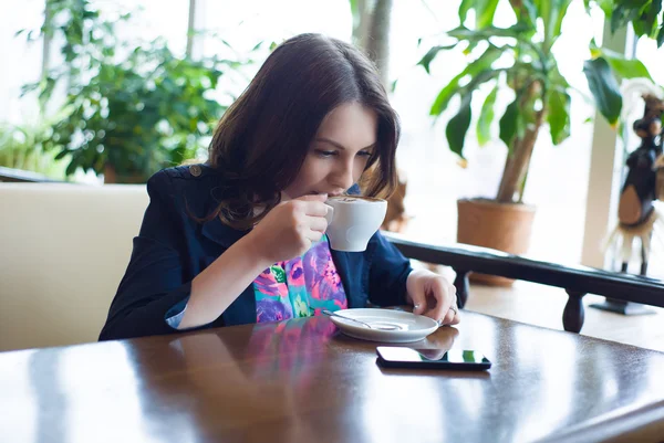 Menina bonita bebendo café — Fotografia de Stock