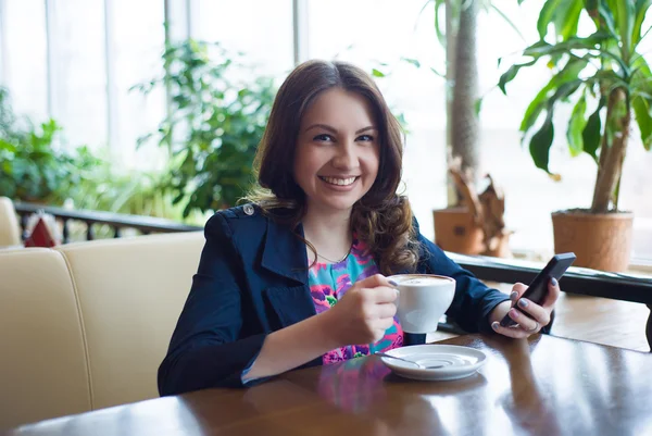 Menina bonita bebendo café — Fotografia de Stock